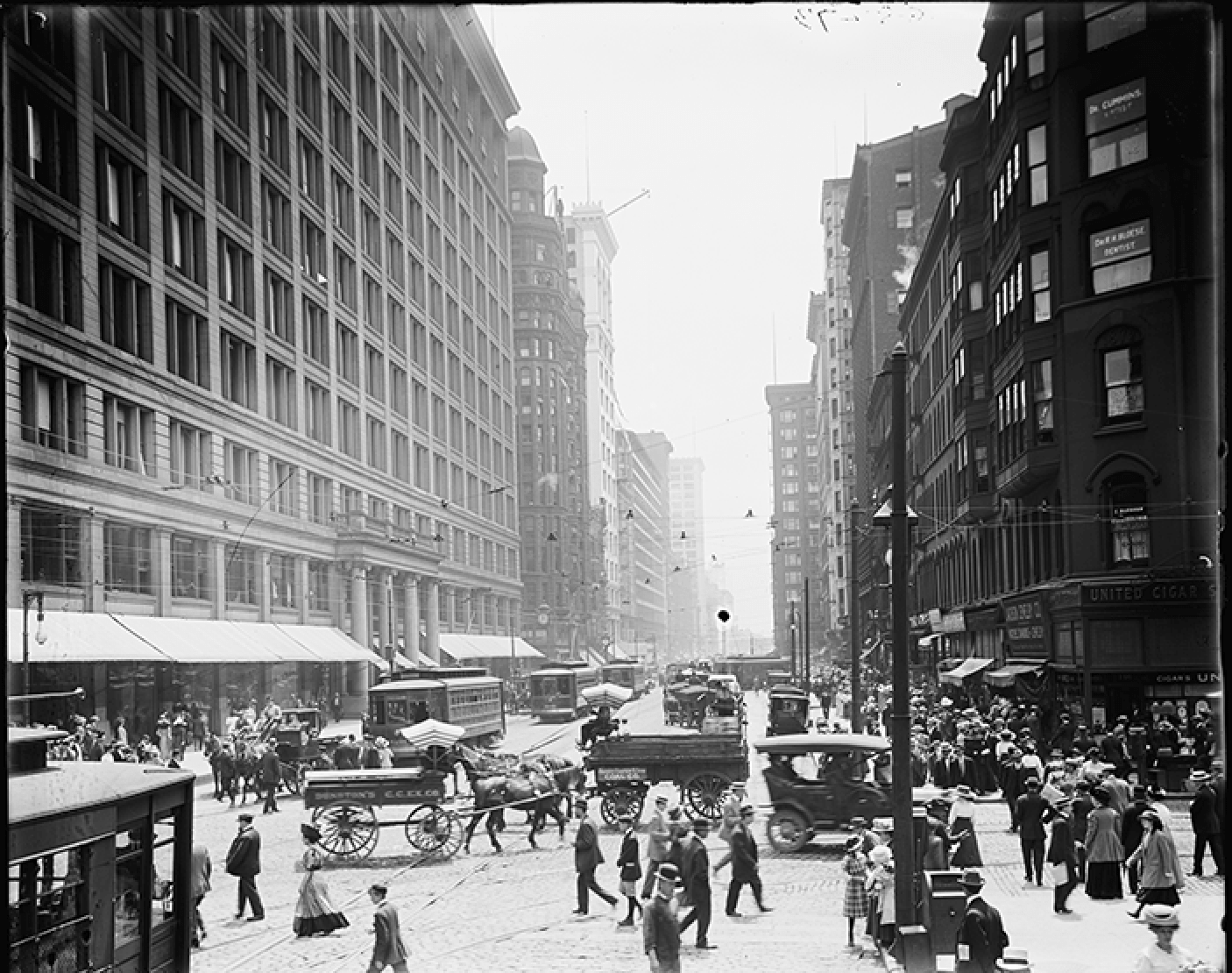 Old black and white photo of Chicago in 20s
