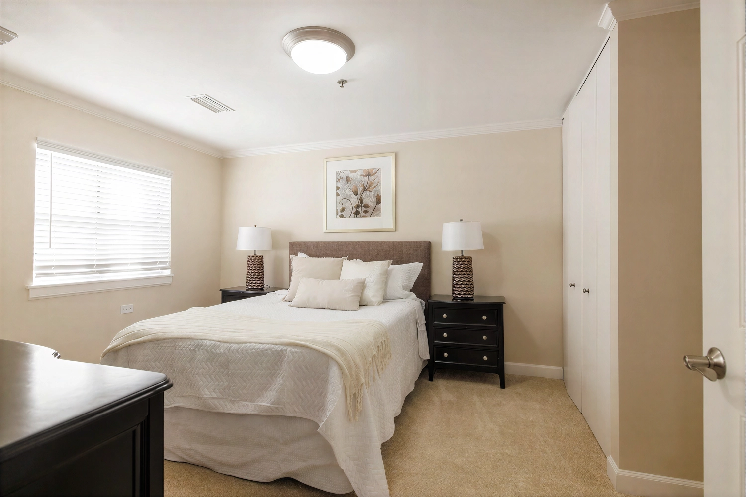 Neutral bedroom with queen bed and nightstands